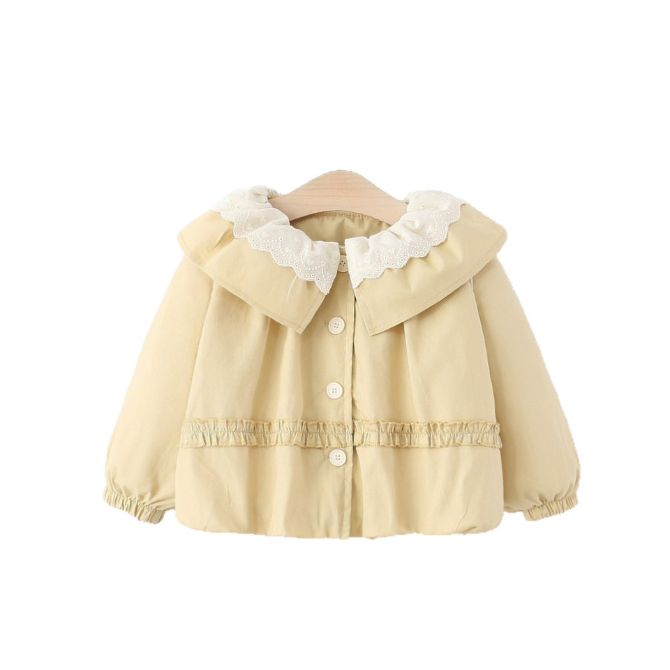 Hellbeige Jacke mit Spitzenkragen, freigestellt auf weißem Hintergrund