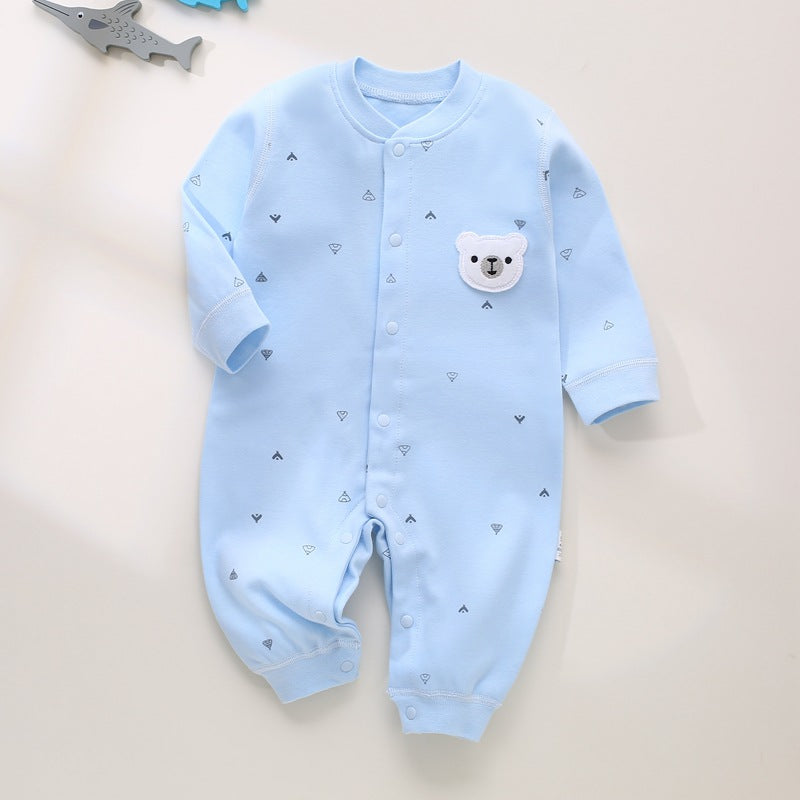 Hellblauer Baby-Strampler mit kleinen Dreiecken und Bären-Patch