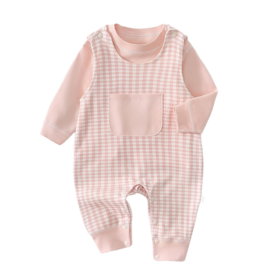Rosa karierter Baby-Strampler im Latzhosen-Look auf weißem Hintergrund