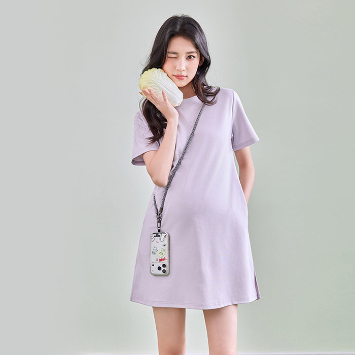 Frau in fliederfarbenem T-Shirt-Kleid