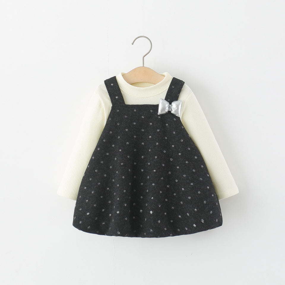 Schwarzes Trägerkleid mit Langarmshirt von vorn