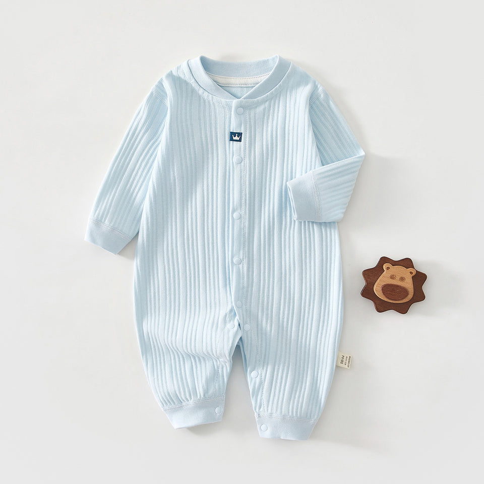 Hellblauer Baby-Strampler mit Knopfleiste und kleiner Stickerei