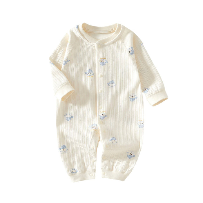 Langarm-Strampler in Creme mit kleinen Motiven und Knopfleiste auf weißem Hintergrund