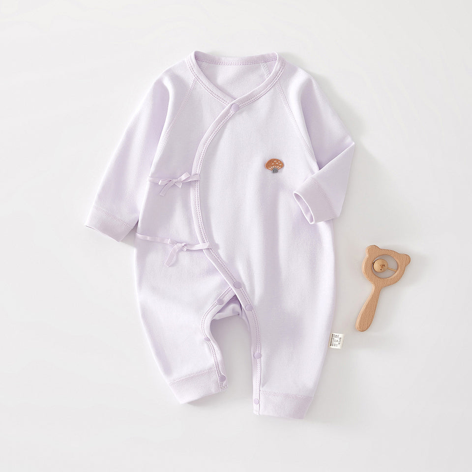 Lila Baby-Wickelstrampler mit kleiner Stickerei