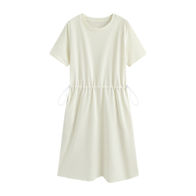 Cremeweißes Kleid mit Kordelzug freigestellt