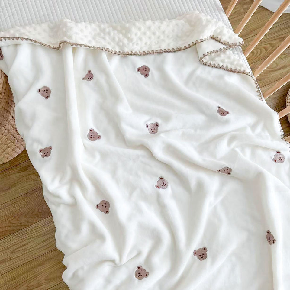 Fleece-Babydecke mit gestickten Bärchen