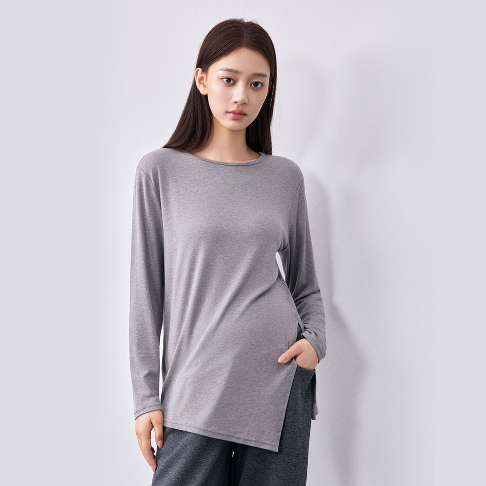 Frau in grauem Langarmshirt mit schrägem Saum